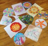 Tvoření mandal. Každá je jiná jako každý z nás je jiný