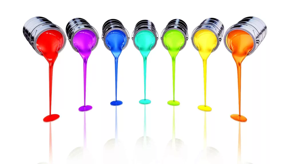 plechovky vylívající barvy